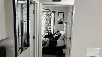 3 habitaciones, escritorio, tabla de planchar con plancha y wifi gratis