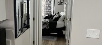 5 minutes to Fort Stewart , home of 3ID!!!Newly renovated ultra modern apartment