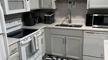 Réfrigérateur, micro-ondes, plaque de cuisson, lave-vaisselle