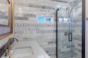 Toallas, jabón, shampoo, papel higiénico