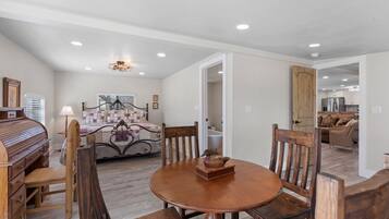 3 dormitorios, tabla de planchar con plancha, cuna de viaje