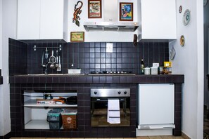 Kylskåp, mikrovågsugn, ugn och spishäll