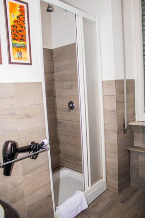 Dusche, Haartrockner, Bidet, Handtücher