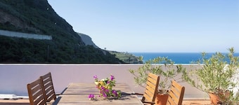 Home2Book Elegant Retreat: Pool & Nature Oasis