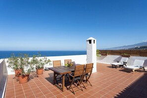 Outdoor dining - Home2Book Elegant Retreat: Pool & Nature Oasis (Los Realejos)