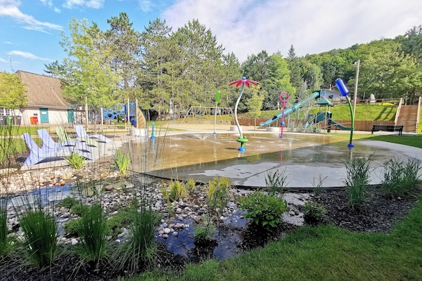 Basketball court, splash pad, playground, and skate board park 2 min walk!