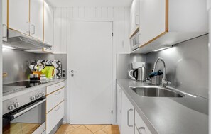 ثلاجة، موقد طهي مسطح، غسالة أطباق، ماكينة لصنع القهوة/الشاي