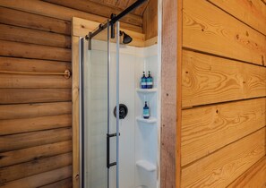 Shower, free toiletries, hair dryer - Great Creekside Hideaway Rustic Cabin - Secluded, Creekside Family Cabin (Topton)