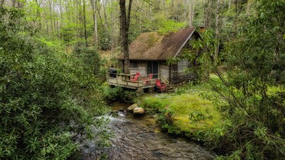 Great Creekside Hideaway Rustic Cabin - Secluded, Creekside Family Cabin