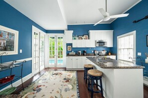 冰箱、微波炉、烤箱、炉灶