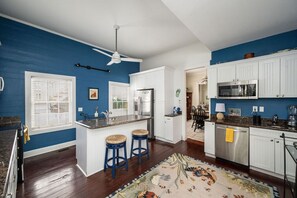 冰箱、微波炉、烤箱、炉灶