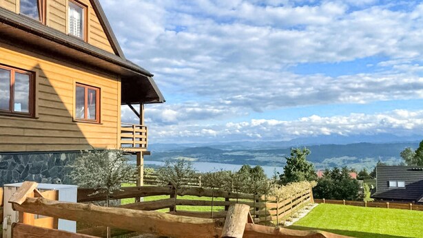 A wooden house with a balcony overlooking a scenic landscape. - Gorgeous home in Huba with house a mountain view (Huba)