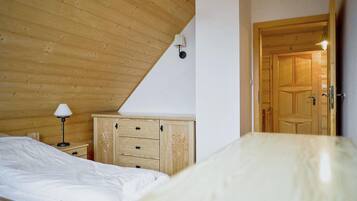 3 bedrooms, travel cot, free WiFi, bed sheets