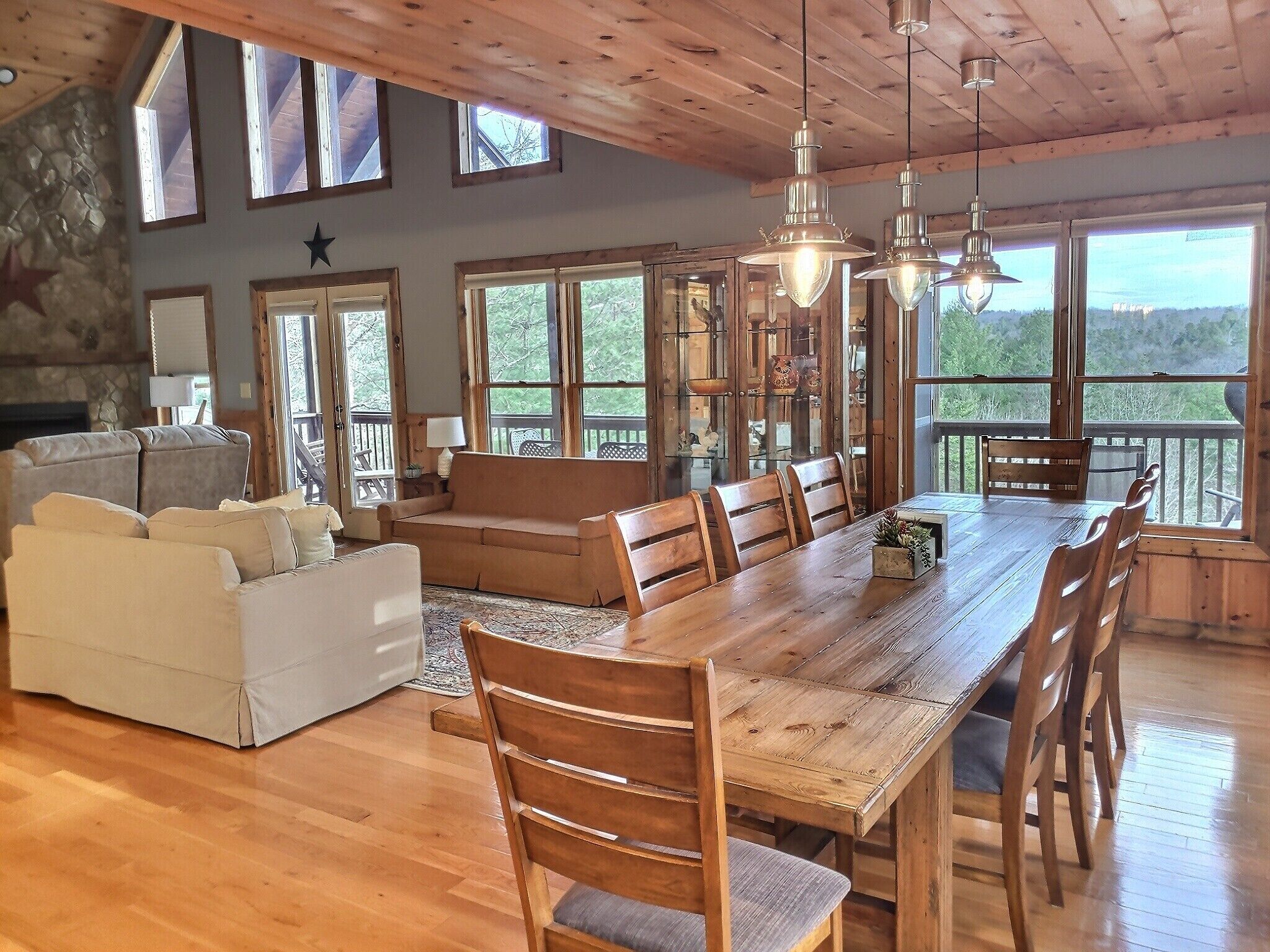 Älytelevisio, takka, videopelejä, DVD-soitin