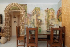 Traditional Apartment | In-room dining