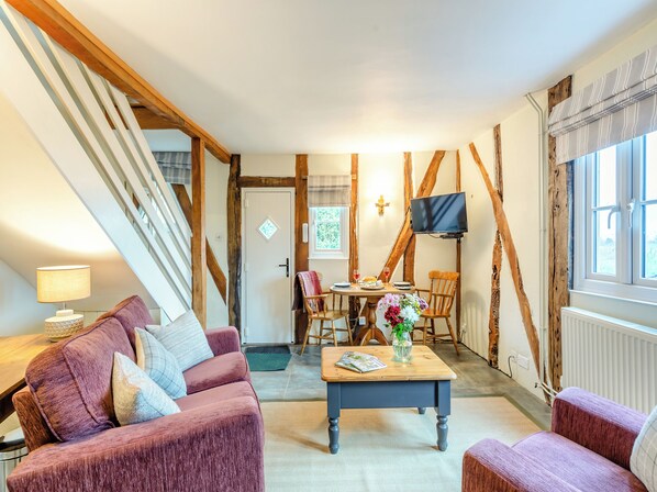 TV - 1 bedroom accommodation in Ridgeway Cross, near Malvern (Ridgeway Cross, near Malvern)
