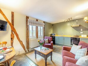 TV - 1 bedroom accommodation in Ridgeway Cross, near Malvern (Ridgeway Cross, near Malvern)