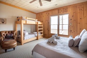 4 bedrooms, iron/ironing board, WiFi, bed sheets