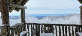 Luxury cabin located at 5000 ft STUNNING views & minutes from A.T. & ski slopes.