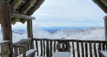 Luxury cabin located at 5000 ft STUNNING views & minutes from A.T. & ski slopes.