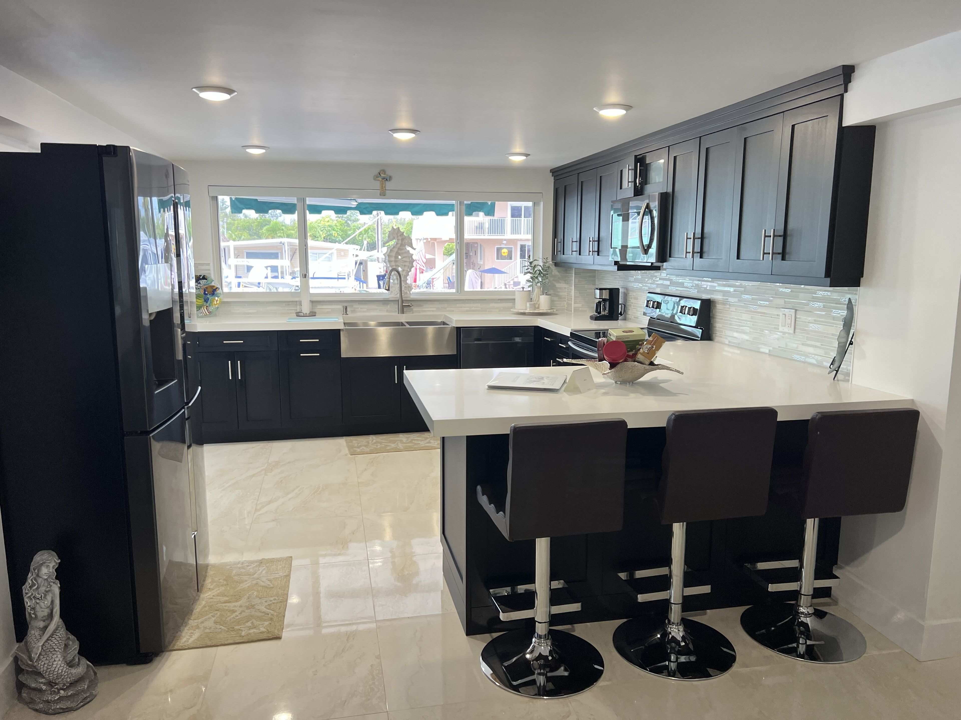 Réfrigérateur, micro-ondes, four, plaque de cuisson