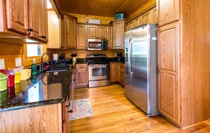 Kylskåp, mikrovågsugn, ugn och diskmaskin