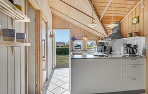 Fridge, oven, stovetop, dishwasher - Amazing home in Rudkøbing with sauna (Rudkøbing)