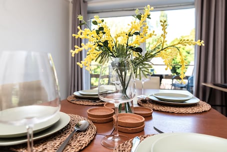 Basic-Zimmer | Essbereich im Zimmer. Perfect for contractors