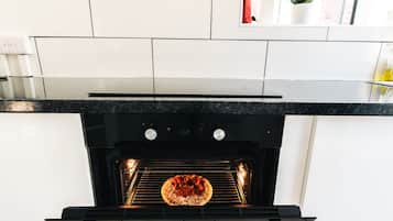 Full-sized fridge, microwave, oven, stovetop