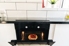 Refrigerador con congelador, microondas, horno y parrilla de estufa 