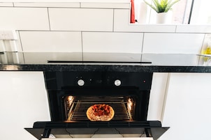 Stort kylskåp, mikrovågsugn, ugn och spishäll