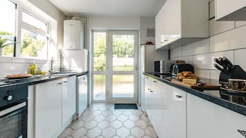Full-size fridge, microwave, oven, stovetop