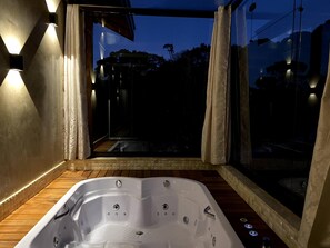 Rom – superior | Bad | Separat badekar og dusj, boblebad, hårføner og håndklær