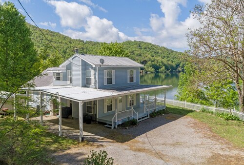 Lakefront Cottage - Spacious House w/ Private Dock on Lake Nantahala