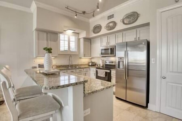 Fridge, microwave, oven, stovetop - Waterfront! Corner View! 3BR, 3BA. Condo. Pool. (Pensacola)