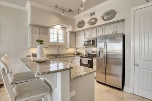 Waterfront! Corner View! 3BR, 3BA. Condo. Pool.