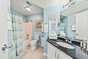 Haartrockner, Handtücher, Seife, Toilettenpapier