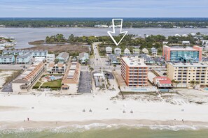 Nær stranden og solsenger