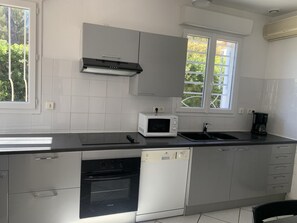 Microwave, oven, dishwasher, coffee/tea maker