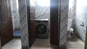 Douche, serviettes fournies, savon