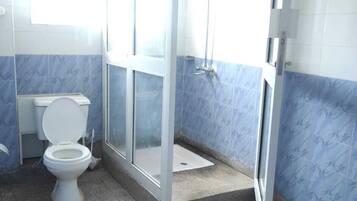 Douche, serviettes fournies, savon