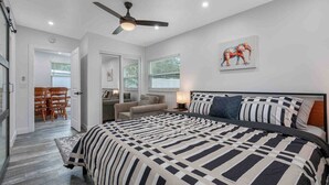 4 bedrooms, iron/ironing board, travel cot, free WiFi - Luxury Oasis w/ Pool, Turf Yard, & Privacy Fence (St. Petersburg)