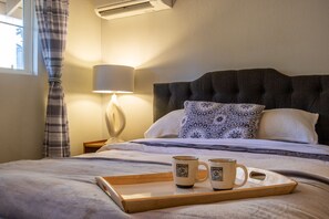 3 habitaciones, escritorio y tabla de planchar con plancha 