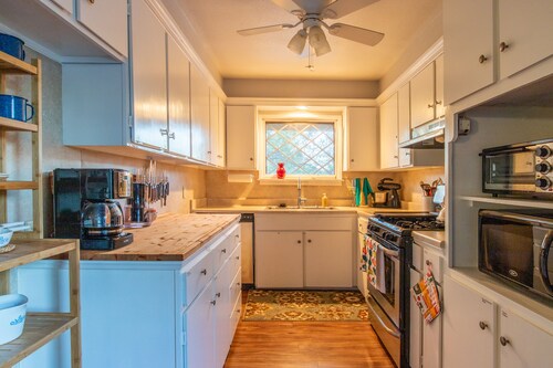 Mariposa Retro Retreat, Mid-Mod style and easy walk to town