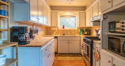 Mariposa Retro Retreat, Mid-Mod style and easy walk to town