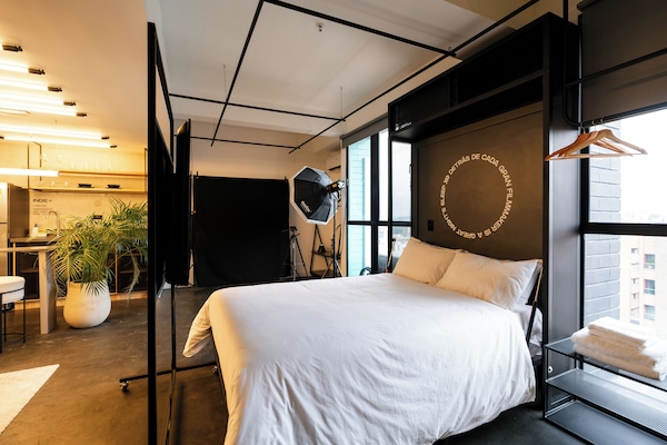 Design-Studiosuite, Nichtraucher, Kochnische | Hochwertige Bettwaren, individuell dekoriert, individuell eingerichtet