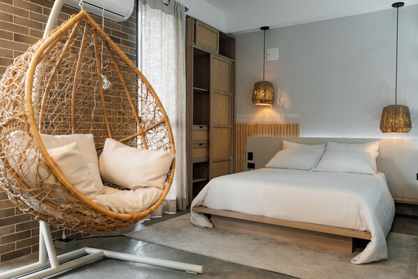 Design Studio Suite, 1 Queen Bed, Non Smoking, Kitchenette | Premium bedding, individually decorated, individually furnished, desk