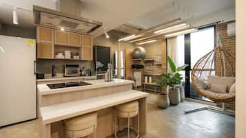 Suite estudio de diseño, 1 cama de matrimonio, no fumadores, cocina básica | Zona de estar | Smart TV de 43 pulgadas con canales por cable, una televisión