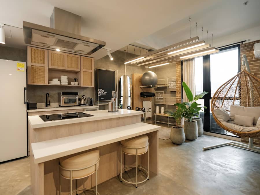 Studiosuite – design, 1 queensize-seng, ikke-røyk, tekjøkken | Oppholdsområde | En 43-tommers smart-TV med kabel-kanaler samt TV