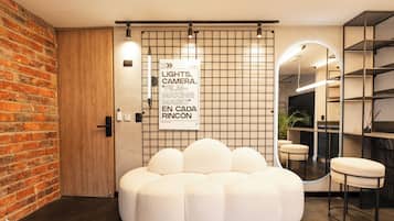 Suite estudio de diseño, no fumadores, cocina básica | Zona de estar | Smart TV de 43 pulgadas con canales por cable, una televisión